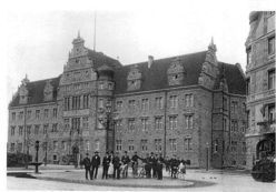 Eine Gruppe Oberhausener Bürger 1907 vor dem Amtsgericht