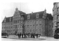 Eine Gruppe Oberhausener Bürger 1907 vor dem Amtsgericht Eine Gruppe Oberhausener Bürger 1907 vor dem Amtsgericht